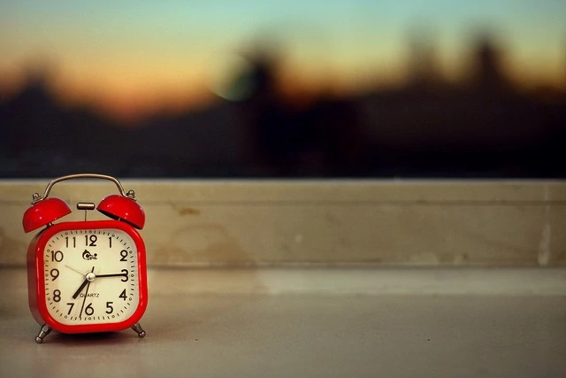 Clock showing optimal morning injection time for AOD 9604